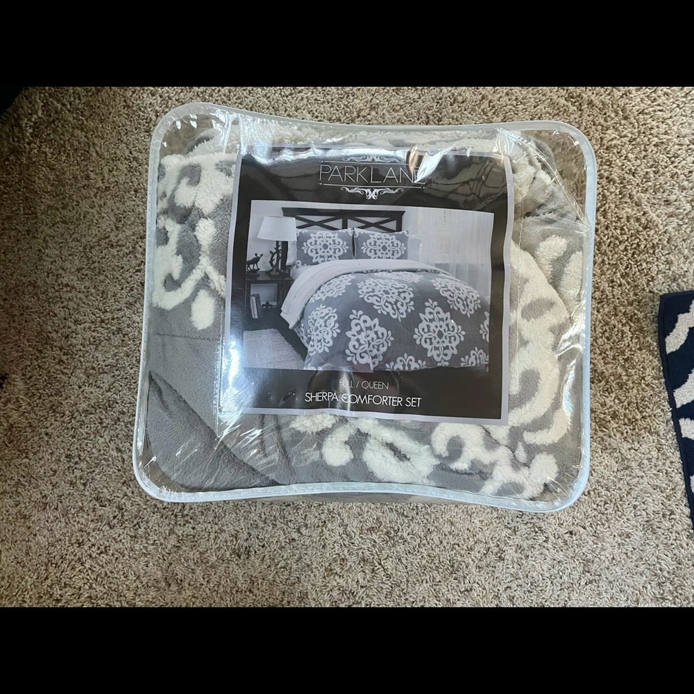 Gorgeous Grey Gray Shearling Comforter w Design and Shams - Picture 2 of 4